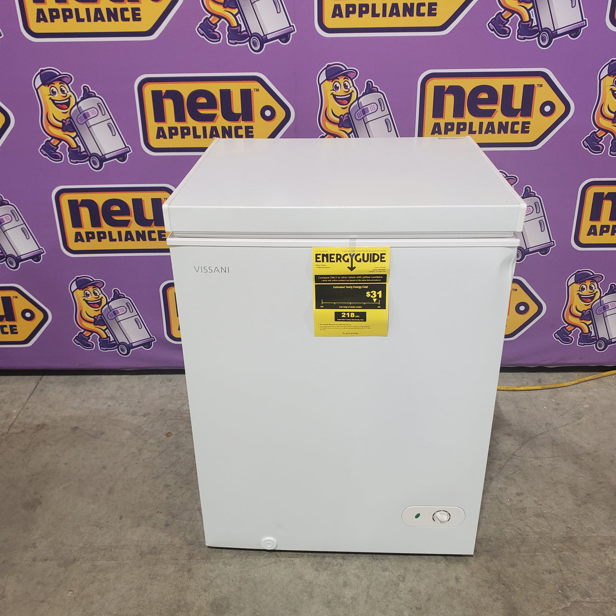 Vissani 5.0 cu. ft. Manual Defrost Chest Freezer with LED Light in White, Garage Ready HMCF5W5 - Scratch & Dent (Moderate)