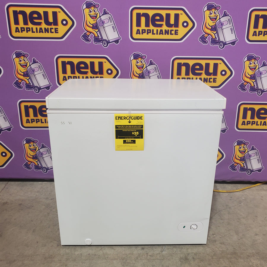 Vissani 7.0 cu. ft. Manual Defrost Chest Freezer with LED Light in White, Garage Ready HMCF7W5 - Scratch & Dent (Major)