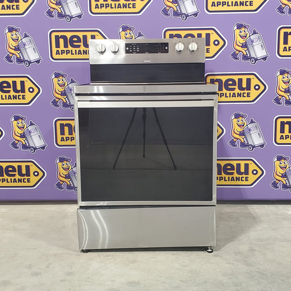 Hisense 30 In. Glass Top 5.8 Cu. Ft. % Burner Freestanding Electric Range with Air Fry Convection HBE3501CPS - Scratch and Dent (Minor)