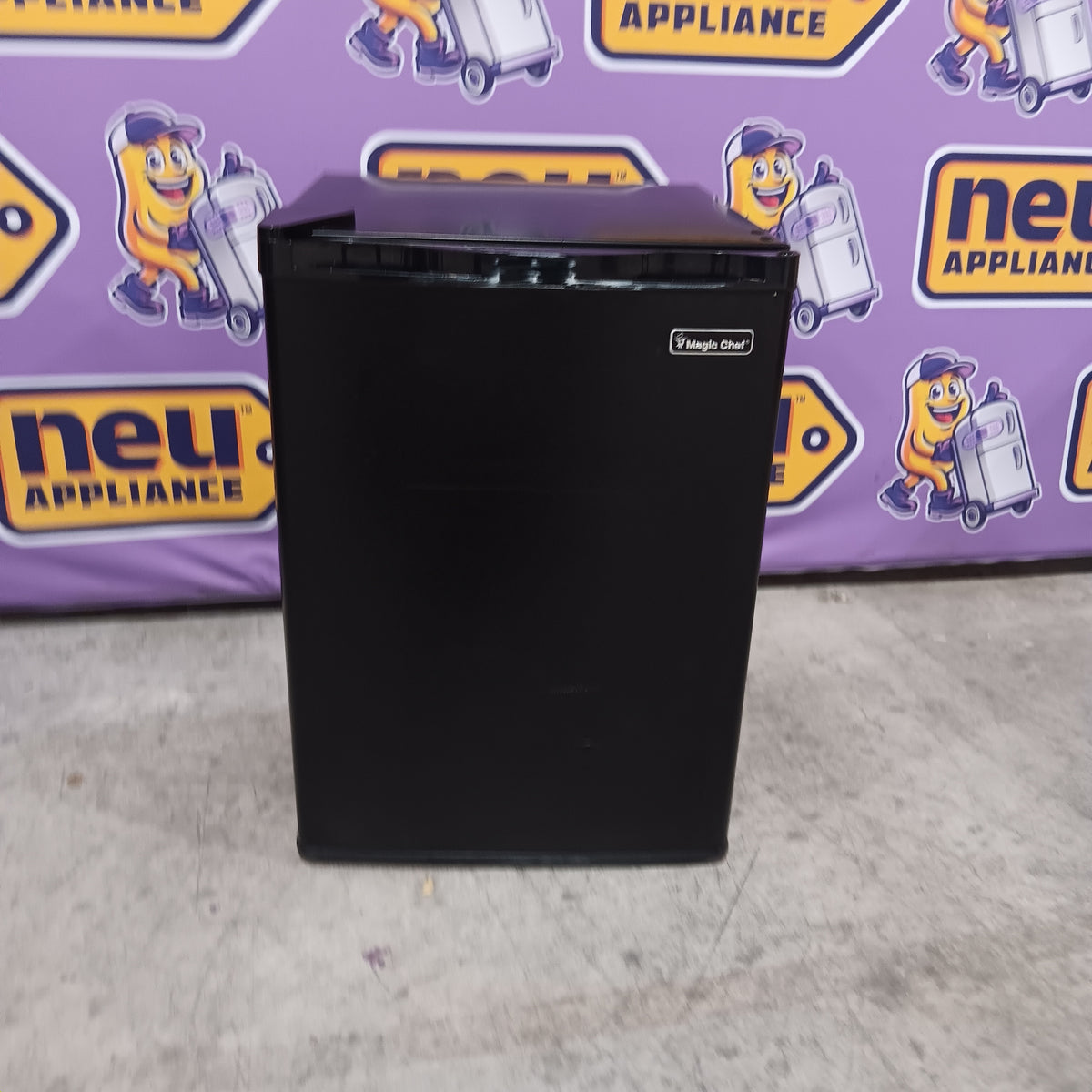 Magic Chef 2.6 cu. ft. Mini Fridge in Black, ENERGY STAR HMBR265BE1 - Scratch & Dent (Minor)