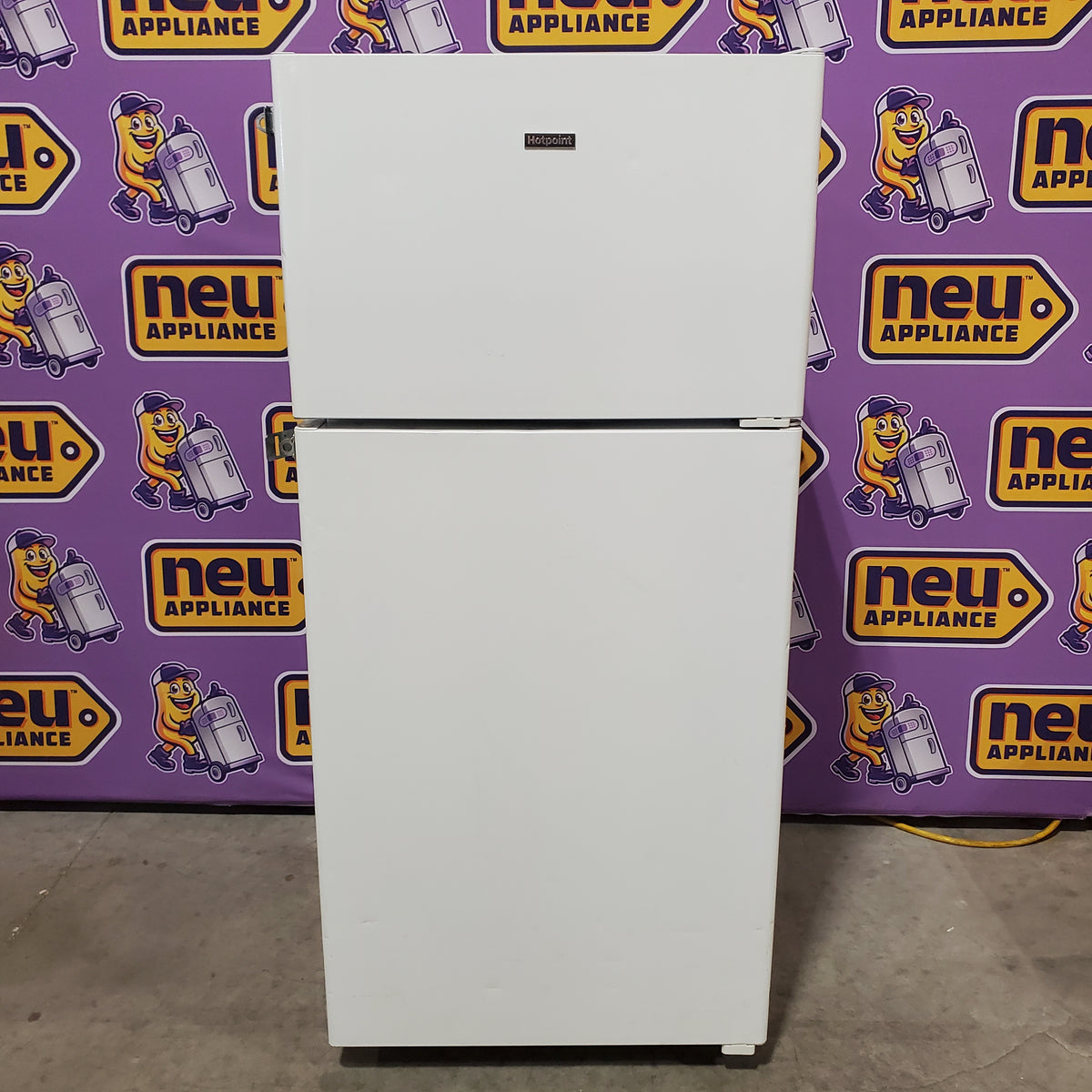 Hotpoint 15.6-cu ft Standard-Depth 28-in Wide Top-Freezer Refrigerator in White HPS16BTNRWW - Certified Refurbished