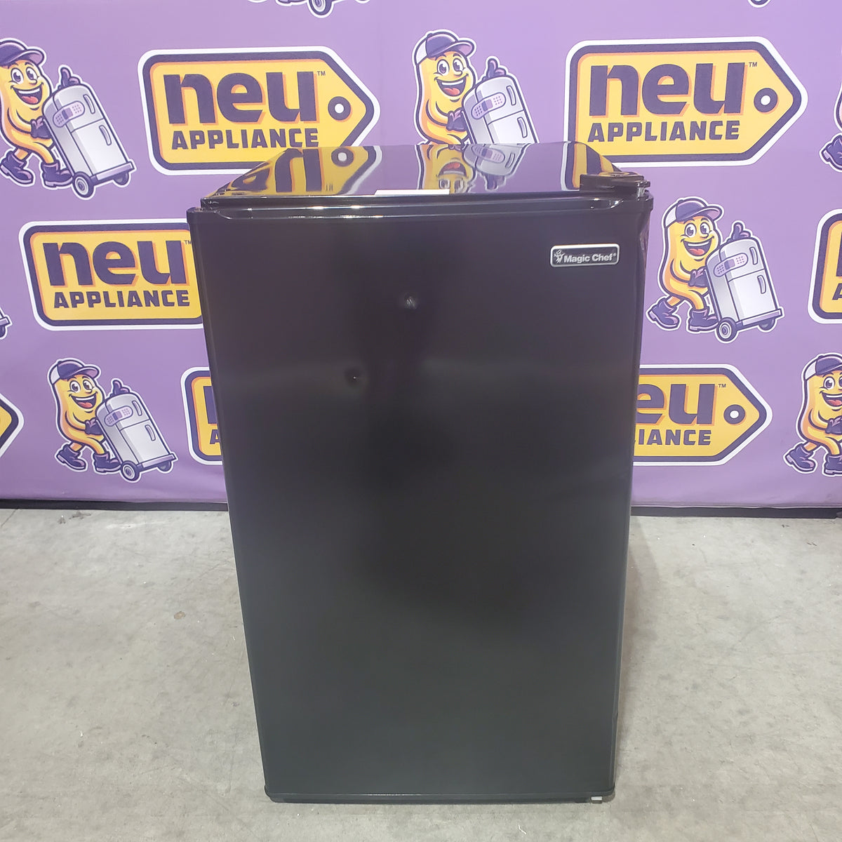 Magic Chef 4.4-cu ft Mini Fridge with Freezer ENERGY STAR in Black HMR440BE - Scratch & Dent (Moderate)