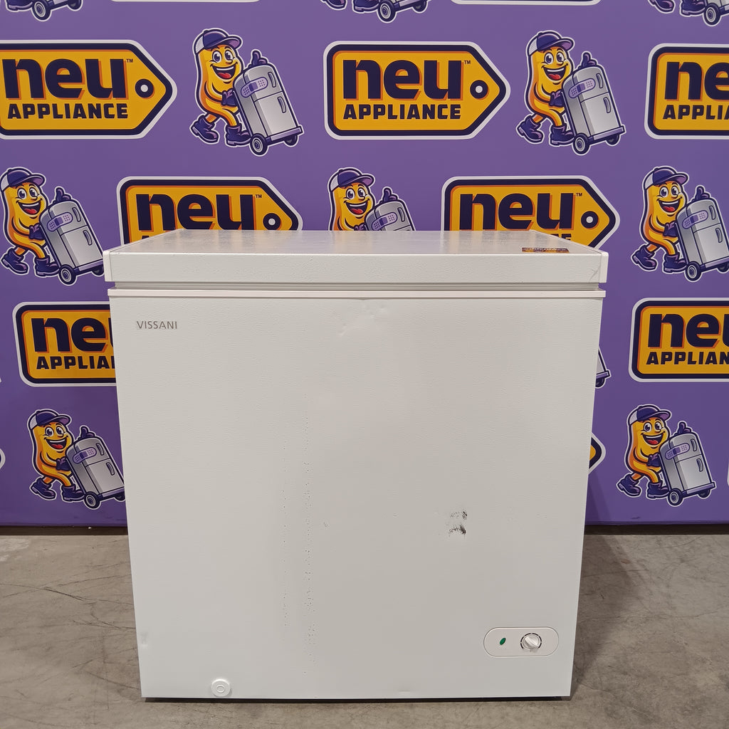Pictures of Vissani 7.0 cu. ft. Manual Defrost Chest Freezer with LED Light in White, Garage Ready 25132SD338 - HMCF7W5 - Scratch & Dent (Moderate) - Neu Appliance Outlet - Discount Appliance Outlet in Austin, Tx