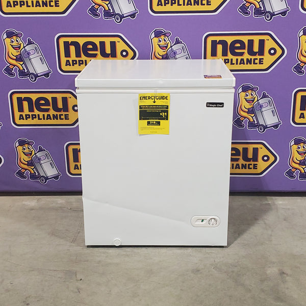Magic Chef 5.0. cu. ft. Chest Freezer with Interior LED Light and Defrost Water Drain 25132SD415 - HMCF5W4 - Scratch & Dent (Moderate)