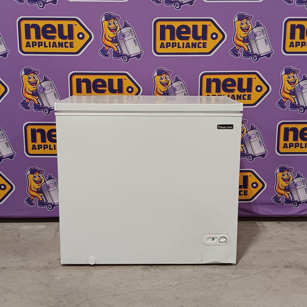 Magic Chef 7.0 cu. ft. Chest Freezer in White with 7.0 Cu. Ft. Capacity, Manual Defrost, and Sliding-Bulk Storage Baskets HMCF7W4 - Scratch & Dent (Moderate)