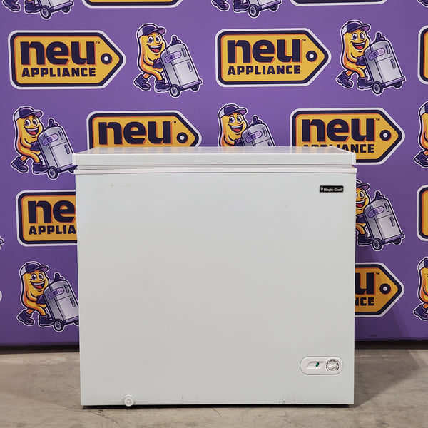 Magic Chef 7.0 cu. ft. Chest Freezer in White with 7.0 Cu. Ft. Capacity, Manual Defrost, and Sliding-Bulk Storage Baskets HMCF7W4 - Scratch & Dent (Minor)