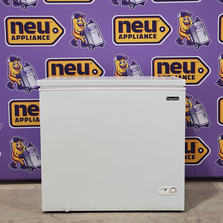 Magic Chef 7.0 cu. ft. Chest Freezer in White with 7.0 Cu. Ft. Capacity, Manual Defrost, and Sliding-Bulk Storage Baskets HMCF7W4 - Scratch & Dent (Minor)