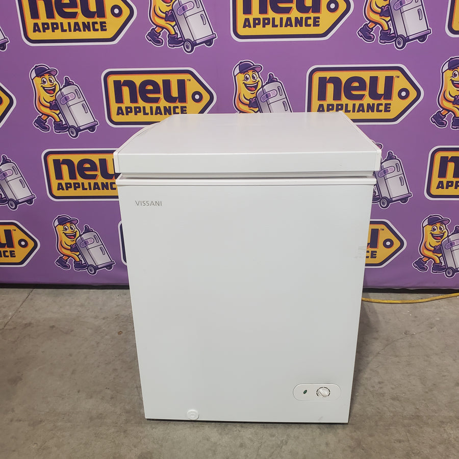 Vissani 5.0 cu. ft. Manual Defrost Chest Freezer with LED Light in White, Garage Ready HMCF5W5 - Scratch & Dent (Major)