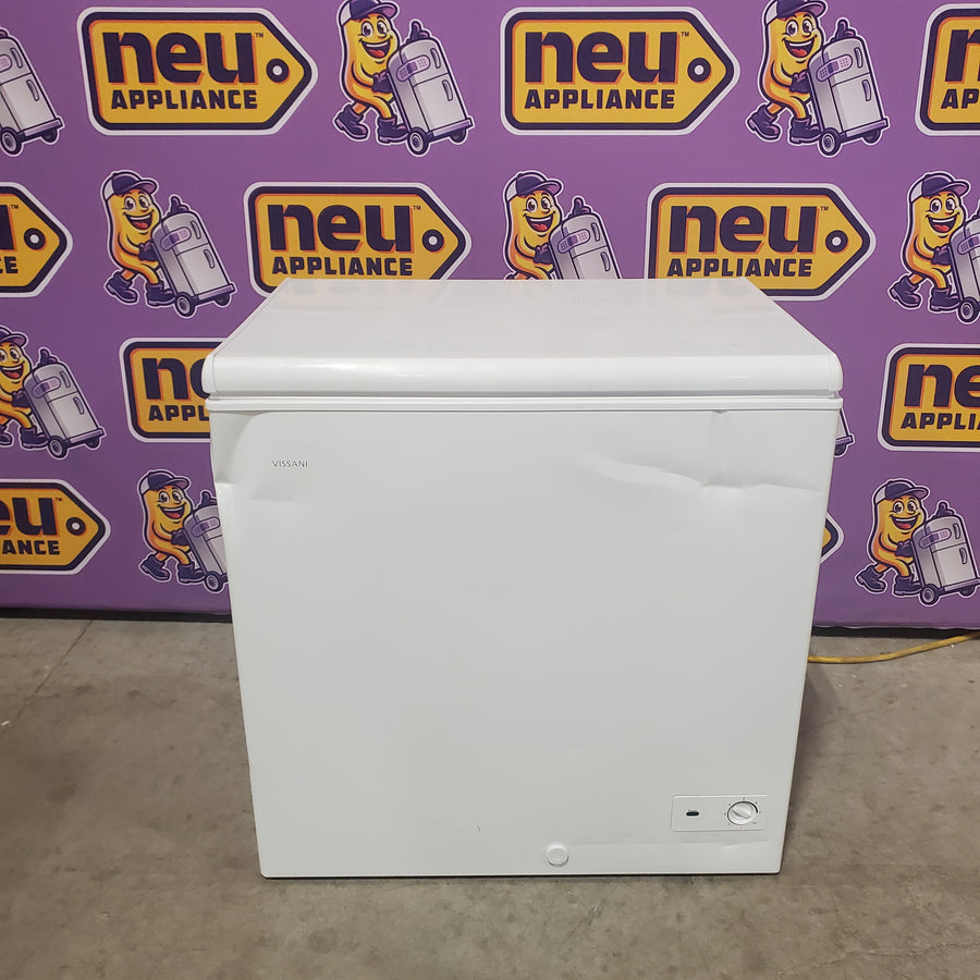Vissani 6.9 cu. ft. Manual Defrost Chest Freezer in White, Garage Ready with LED Light Type DCM7QRWW - Scratch & Dent (Major)