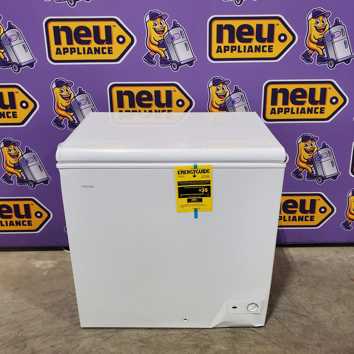 Vissani 7.0 cu. ft. Manual Defrost Chest Freezer with LED Light in White, Garage Ready 251318SD1363 - HMCF7W5 - Scratch & Dent (Moderate)