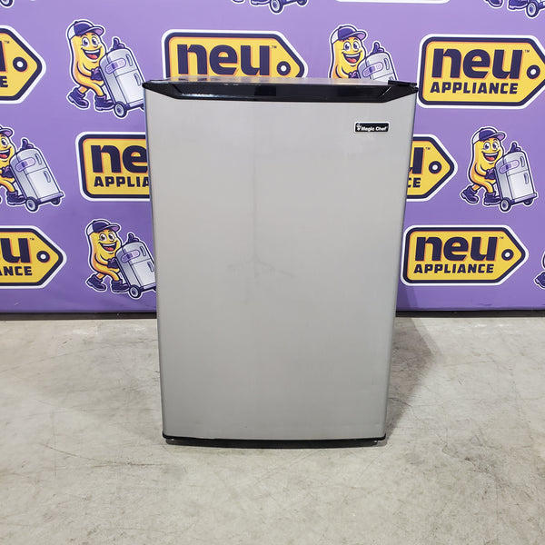 Magic Chef 4.5 cu. ft. Mini Fridge with True Freezer in Stainless Look 25SA132 - HMTR450SE - Scratch & Dent (Minor)