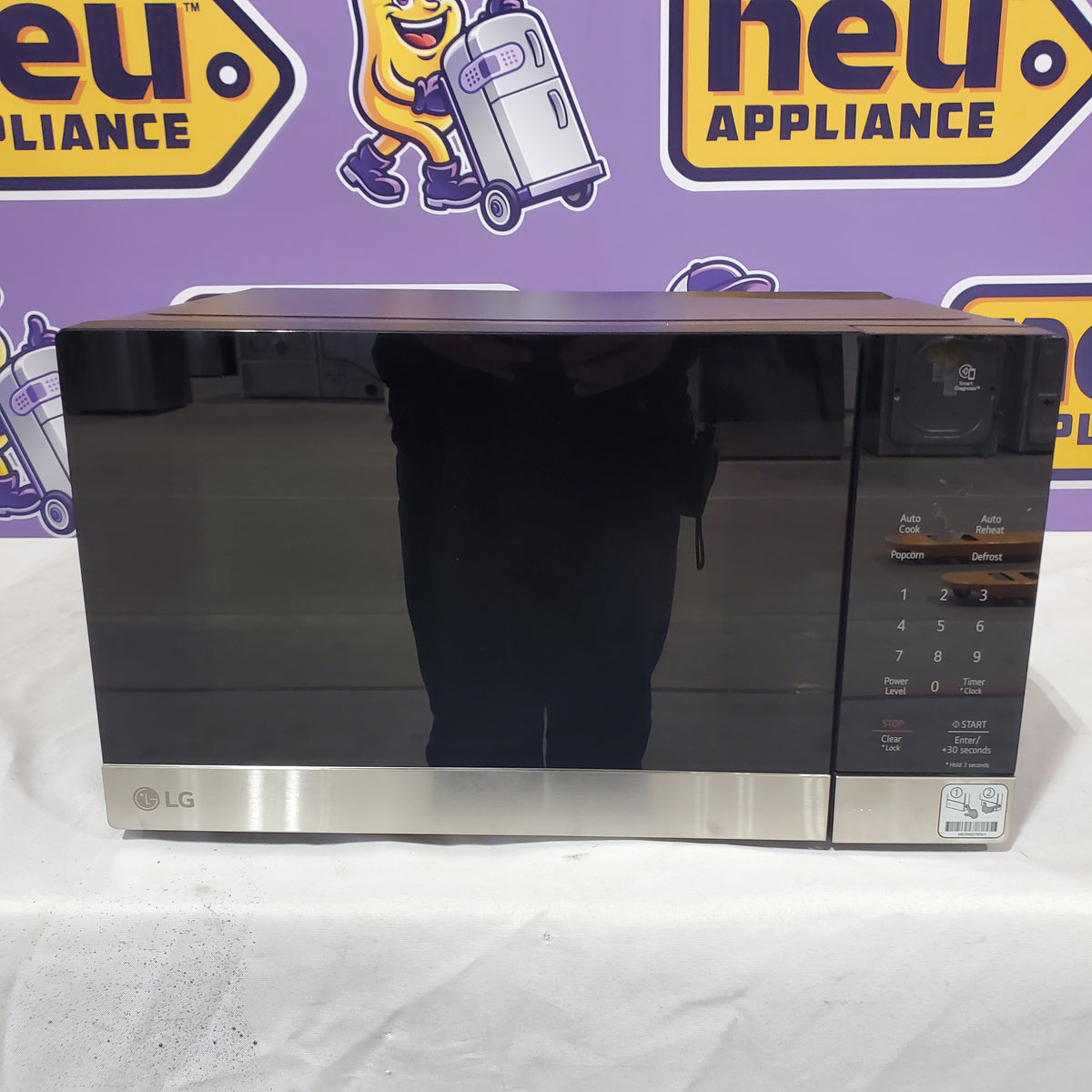 LG 0.9 cu. ft. NeoChef™ Countertop Microwave with Smart Inverter MSER0990S - Scratch & Dent (Minor)