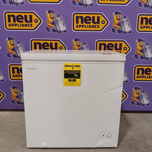 Vissani 7.0 cu. ft. Manual Defrost Chest Freezer with LED Light in White, Garage Ready SA304 - HMCF7W5 - Scratch & Dent (Major)