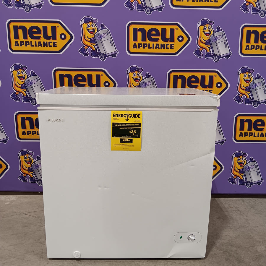 Vissani 7.0 cu. ft. Manual Defrost Chest Freezer with LED Light in White, Garage Ready SA304 - HMCF7W5 - Scratch & Dent (Major)