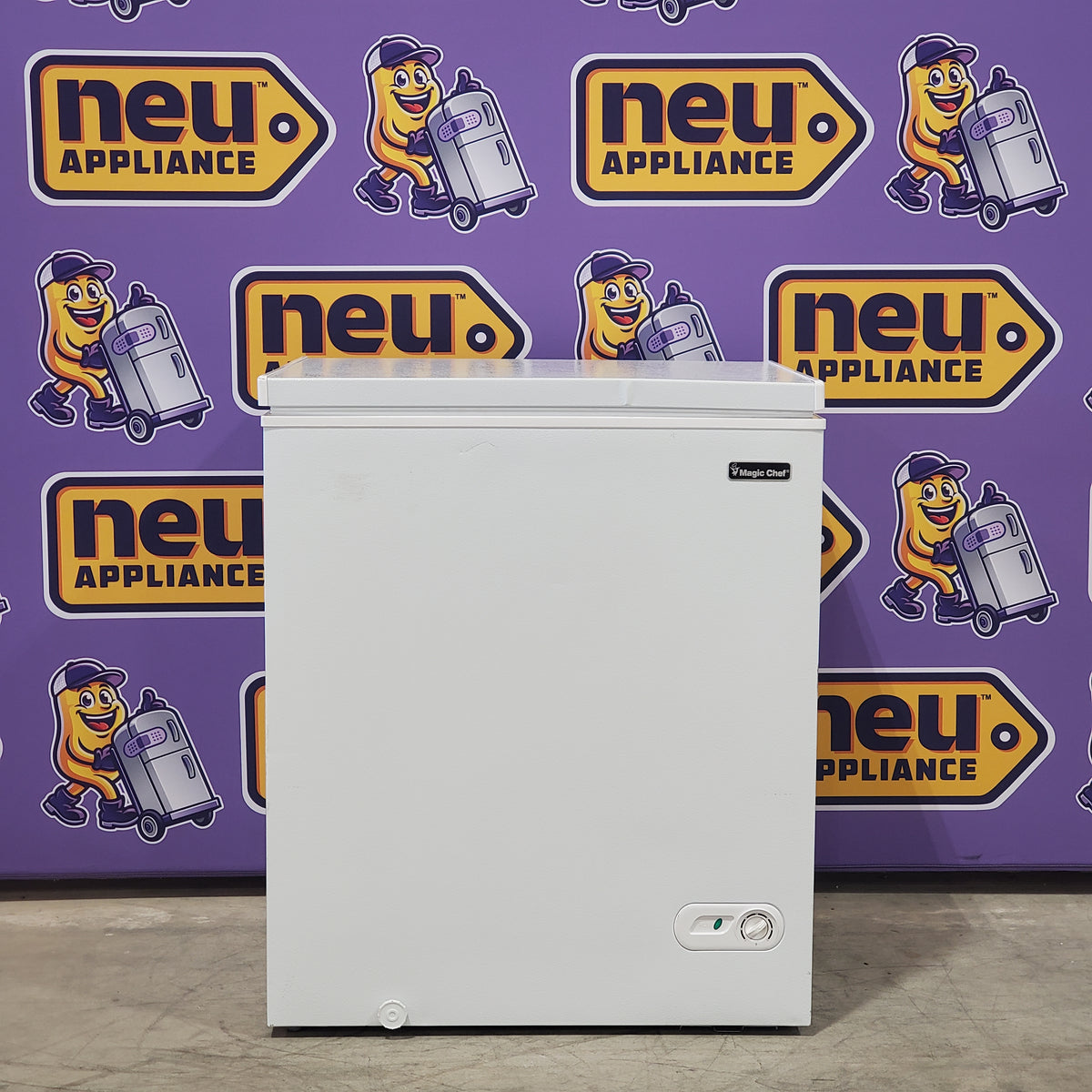 Magic Chef 5.0. cu. ft. Chest Freezer with Interior LED Light and Defrost Water Drain HMCF5W4 - Scratch & Dent (Minor)