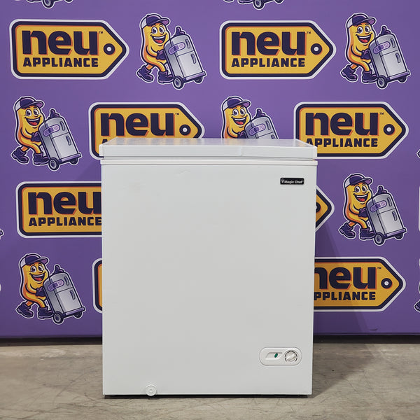 Magic Chef 5.0. cu. ft. Chest Freezer with Interior LED Light and Defrost Water Drain HMCF5W4 - Scratch & Dent (Minor)