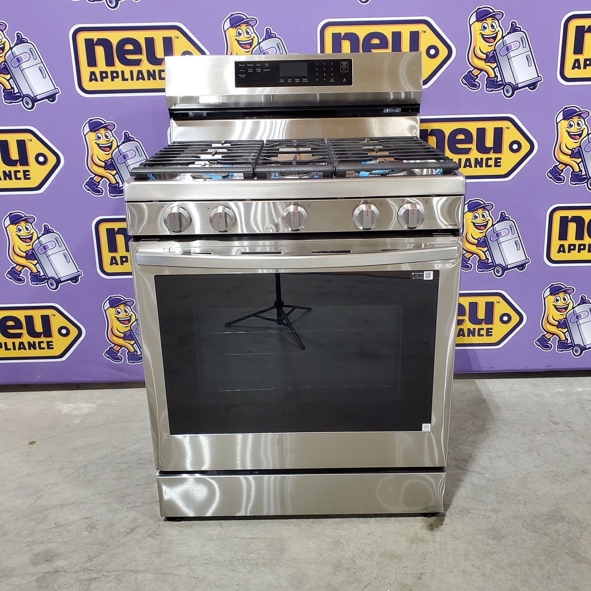 Samsung 5-Burner Freestanding Smart Gas Range in Stainless Steel with No Preheat AirFry and Wi-Fi Enabled Convection 31131SD2 - NX60A6711SS - Scratch & Dent (Minor)