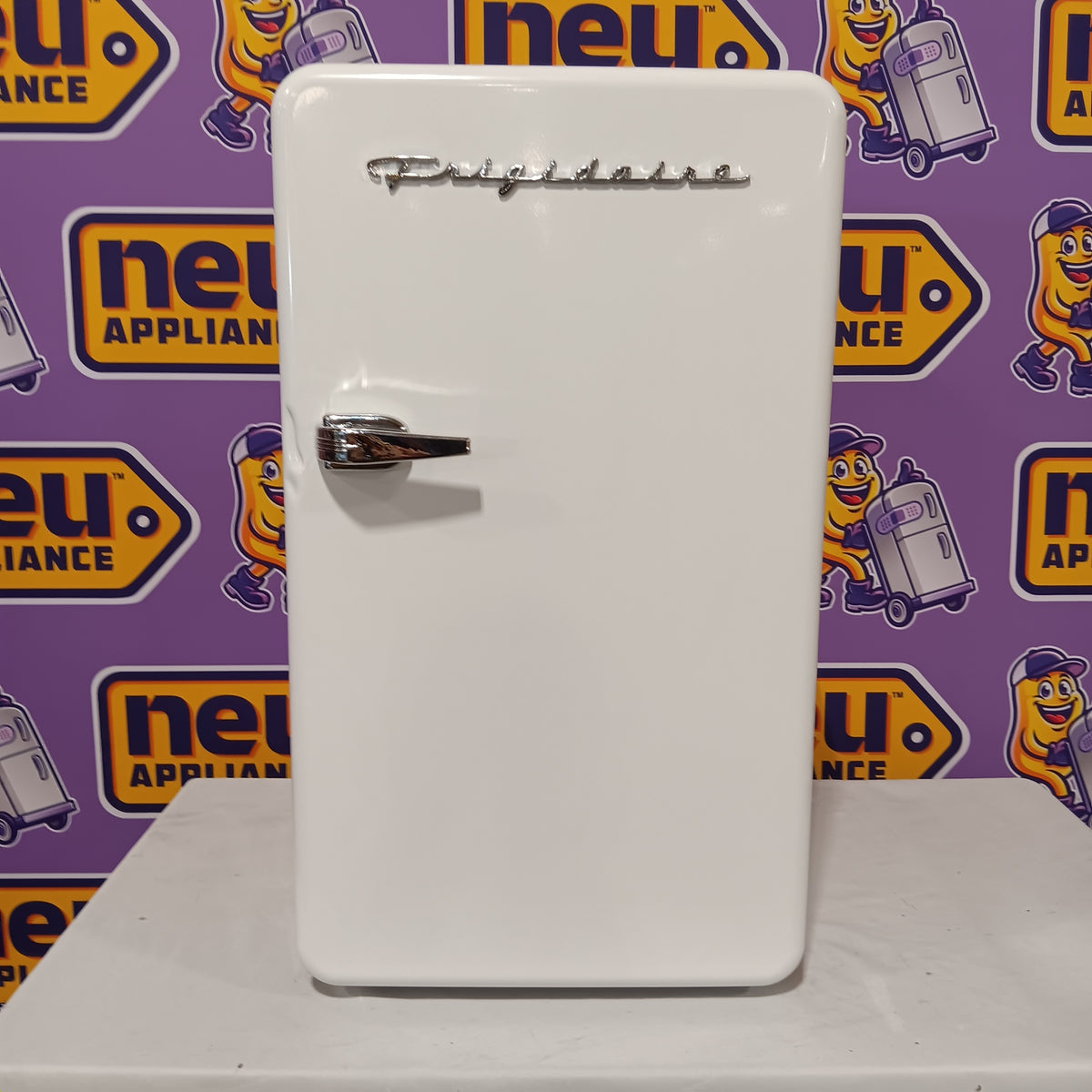 Frigidaire 3.2-cu ft Mini Fridge in White EFR372-WHITE-COM - Scratch & Dent (Minor)