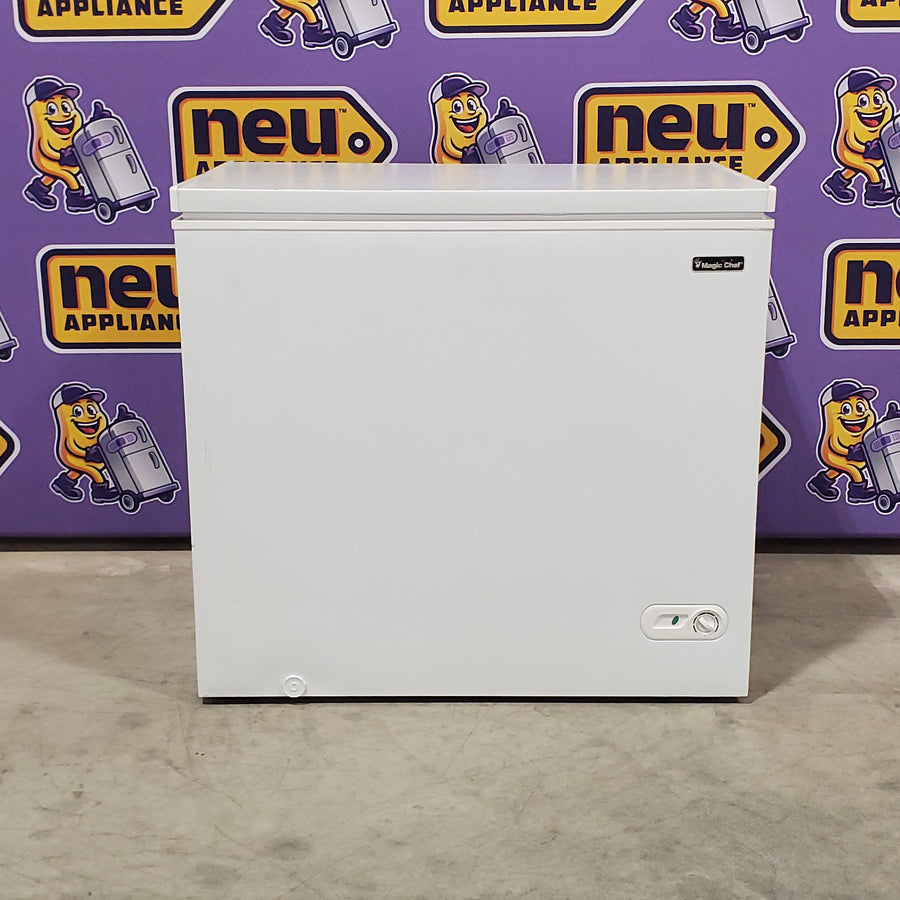 Magic Chef 7.0 cu. ft. Chest Freezer in White with 7.0 Cu. Ft. Capacity, Manual Defrost, and Sliding-Bulk Storage Baskets HMCF7W4 - Scratch & Dent (Minor)