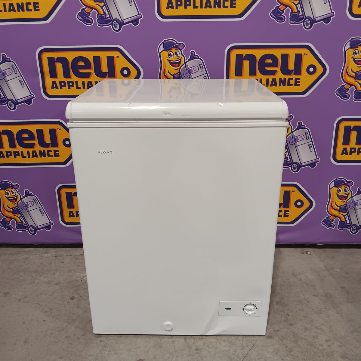 Visanni 4.9 cu. ft. Manual Defrost Chest Freezer with LED Light Type in White Garage Ready DCM5QRWW - Scratch & Dent (Moderate)