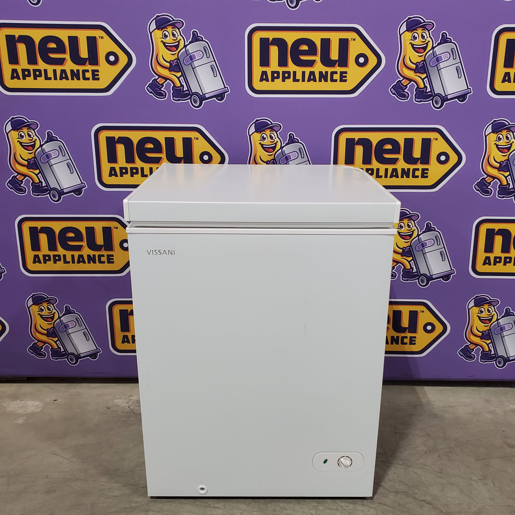 Pictures of Vissani 5.0 cu. ft. Manual Defrost Chest Freezer with LED Light in White, Garage Ready 251315SD1098 - HMCF5W5 - Scratch & Dent (Moderate) - Neu Appliance Outlet - Discount Appliance Outlet in Austin, Tx