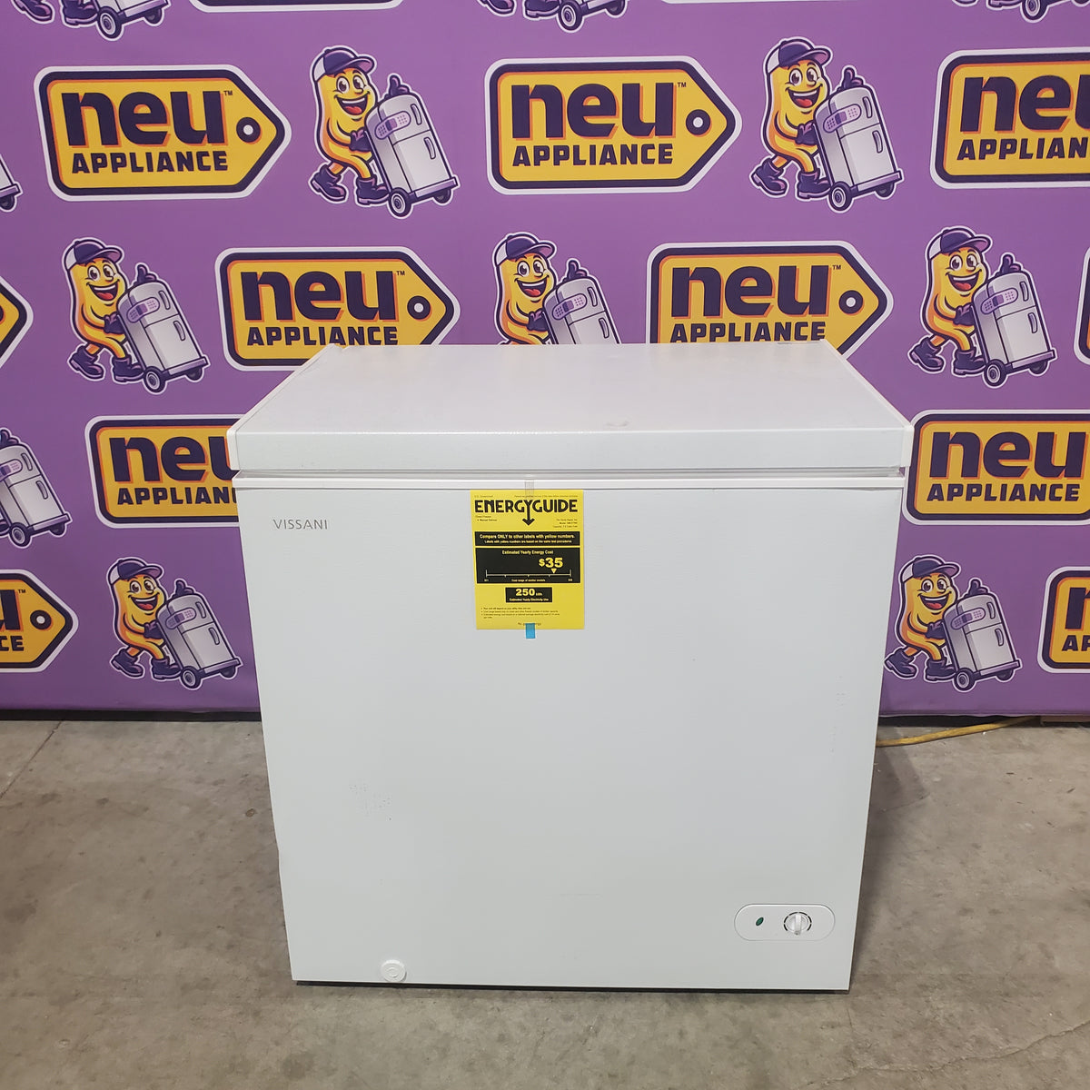 Vissani 7.0 cu. ft. Manual Defrost Chest Freezer with LED Light in White, Garage Ready HMCF7W5 - Scratch & Dent (Minor)