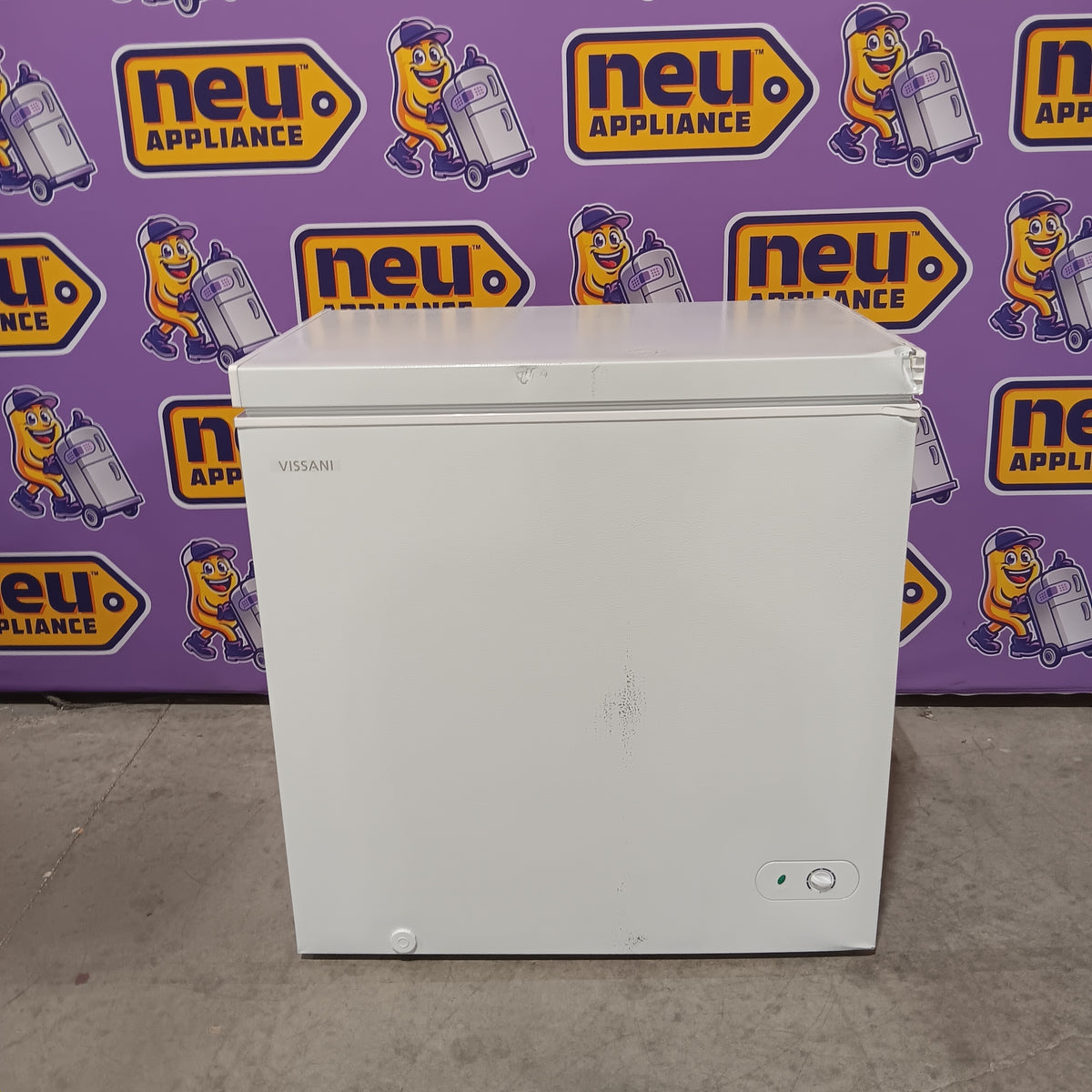 Vissani 7.0 cu. ft. Manual Defrost Chest Freezer with LED Light in White, Garage Ready HMCF7W5 - Scratch & Dent (Moderate)