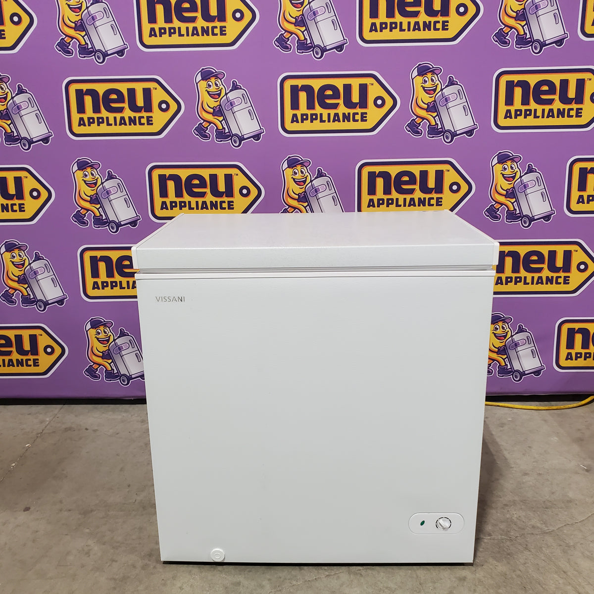 Vissani 7.0 cu. ft. Manual Defrost Chest Freezer with LED Light in White, Garage Ready 251311SD1007 - HMCF7W5 - Scratch & Dent (Minor)
