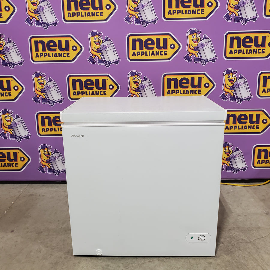 Vissani 7.0 cu. ft. Manual Defrost Chest Freezer with LED Light in White, Garage Ready 251311SD1007 - HMCF7W5 - Scratch & Dent (Minor)