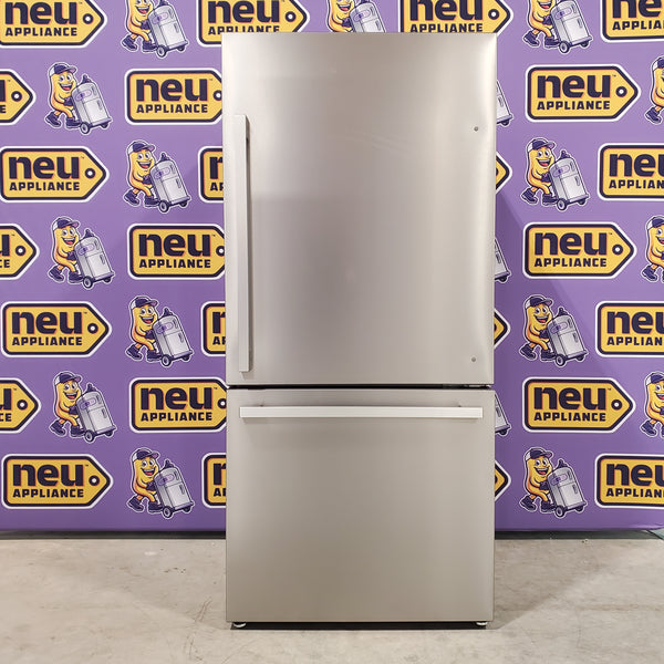 Hisense 17.2-cu ft Counter-Depth Bottom-Freezer Refrigerator Fingerprint Resistant Stainless Steel - Scratch and Dent (Minor)