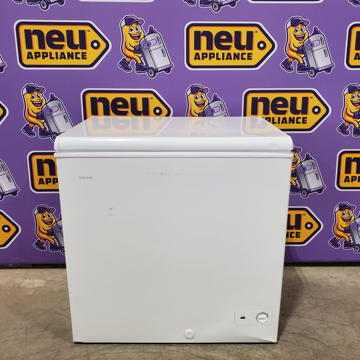 Vissani 6.9 cu. ft. Manual Defrost Chest Freezer in White, Garage Ready with LED Light Type 251315SD1099 - DCM7QRWW - Scratch & Dent (Moderate)