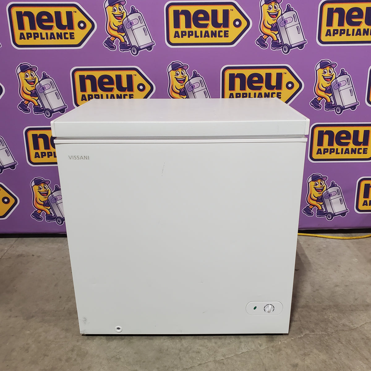 Vissani 7.0 cu. ft. Manual Defrost Chest Freezer with LED Light in White, Garage Ready 25137SD736 - HMCF7W5 - Scratch & Dent (Minor)