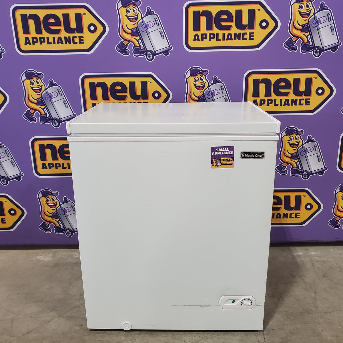 Magic Chef 5.0. cu. ft. Chest Freezer with Interior LED Light and Defrost Water Drain 25SA251 - HMCF5W4 - Scratch & Dent (Moderate)