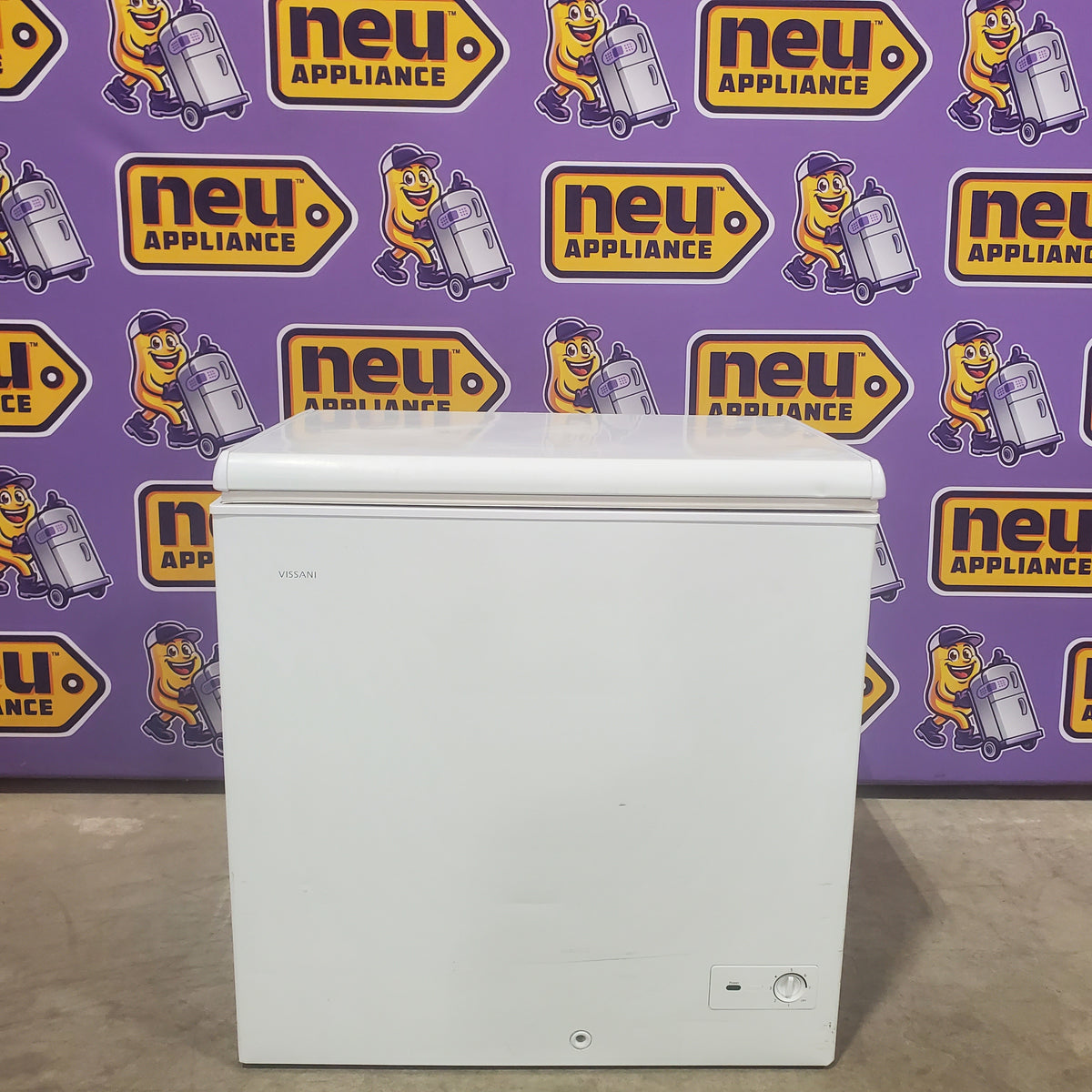 Vissani 6.9 cu. ft. Manual Defrost Chest Freezer in White, Garage Ready with LED Light Type 251312SD1030 - DCM7QRWW - Open Box