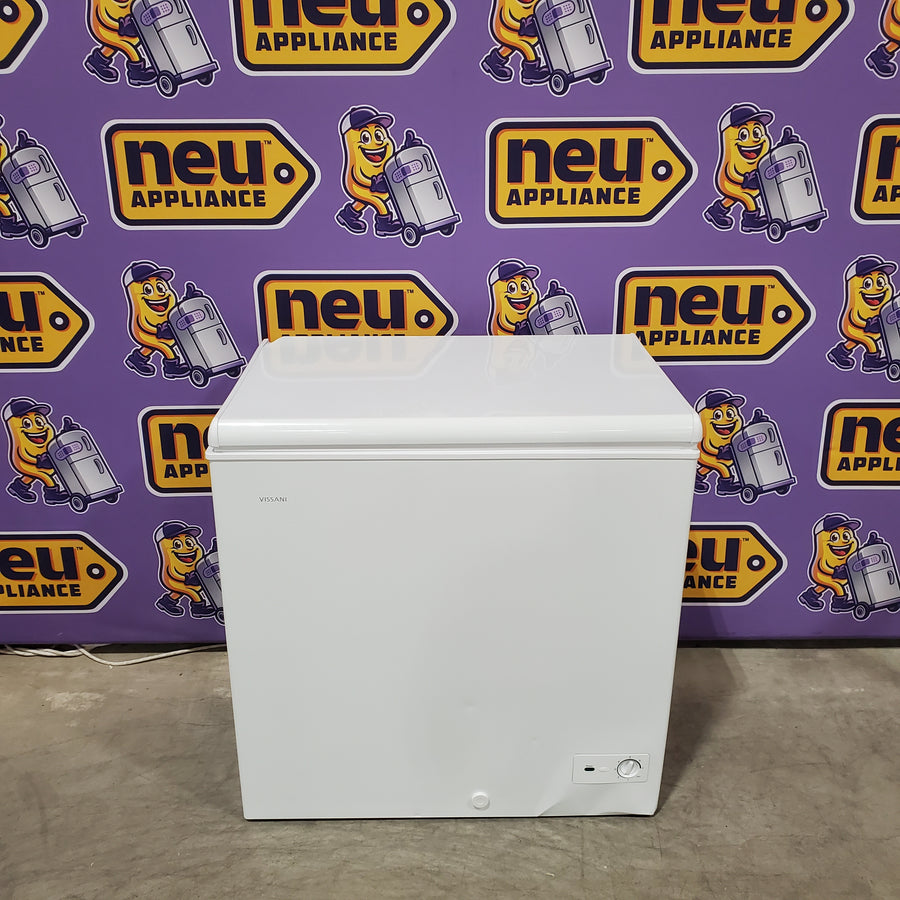 Vissani 6.9 cu. ft. Manual Defrost Chest Freezer in White, Garage Ready with LED Light Type DCM7QRWW - Scratch & Dent (Moderate)