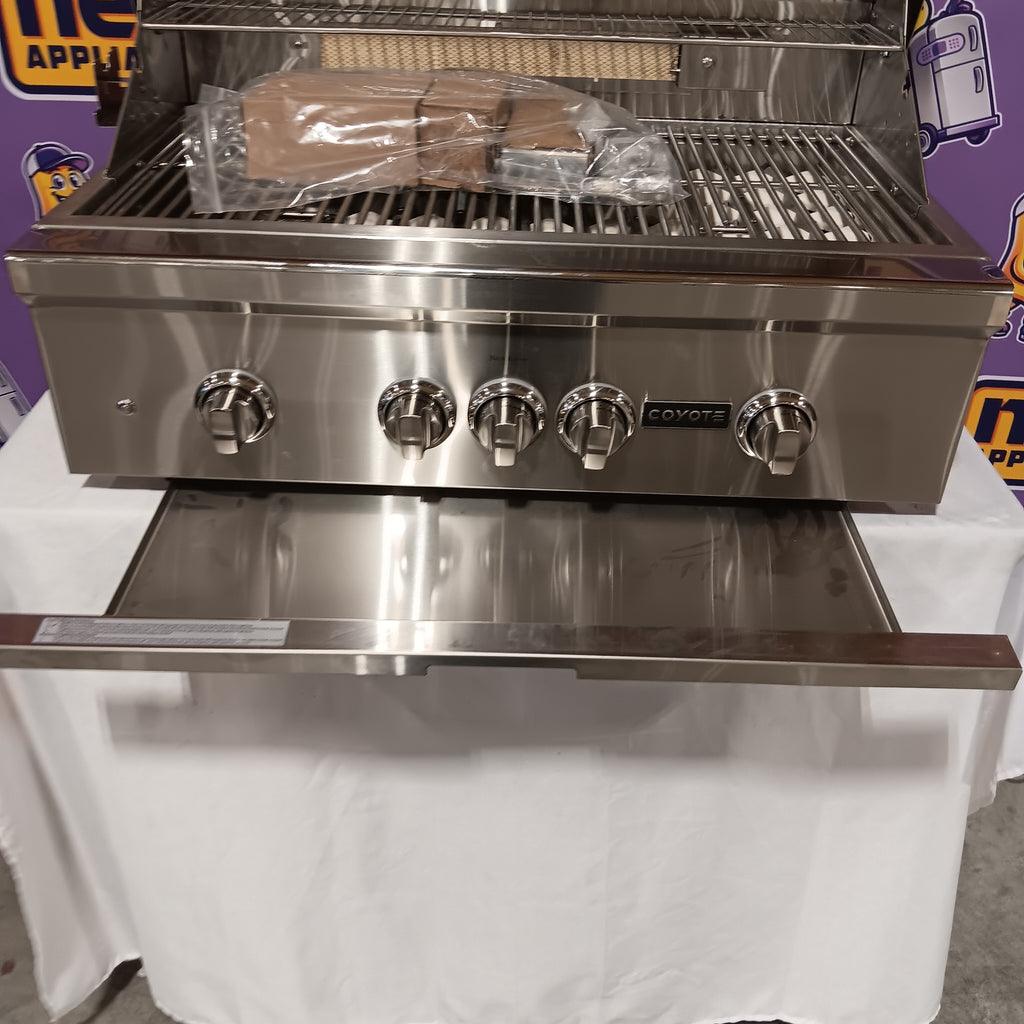Coyote 36 Inch Built-In Grill with 3 Infinity Burners™, RapidSear™ Infrared Burner, 875 sq. in. Cooking Surface, Interior Grill Lighting, LED Illuminated Knobs, and Integrated Wind Guard 1117263 - C2SL36NG - Scratch & Dent (Minor)
