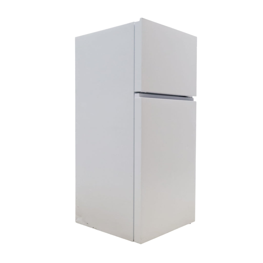 30" Wide Hisense White 18-cu ft Top-Freezer Refrigerator with Adjustable gallon-size door bins - Scratch & Dent - Moderate