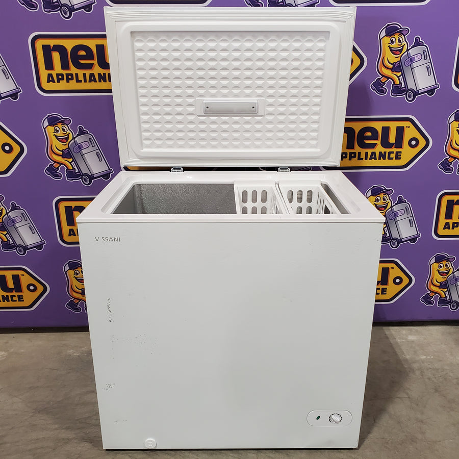 Vissani 7.0 cu. ft. Manual Defrost Chest Freezer with LED Light in White, Garage Ready 25132SD311 - HMCF7W5 - Scratch & Dent (Major)