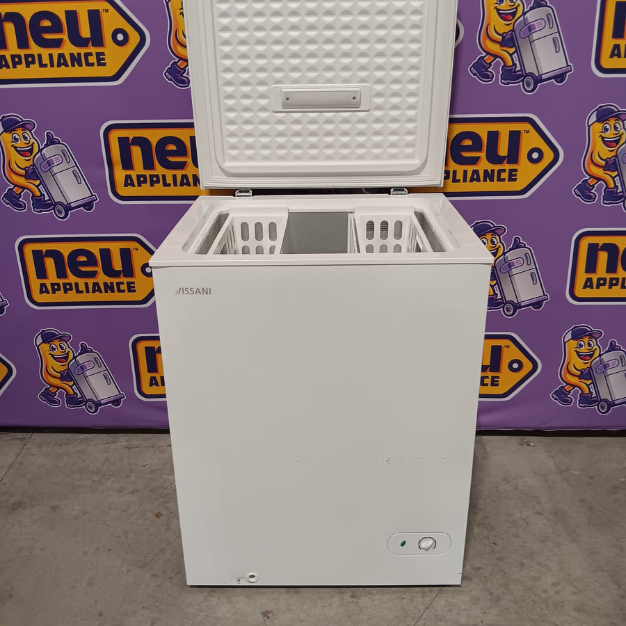 Vissani 5.0 cu. ft. Manual Defrost Chest Freezer with LED Light in White, Garage Ready 25139SD824 - HMCF5W5 - Scratch & Dent (Minor)