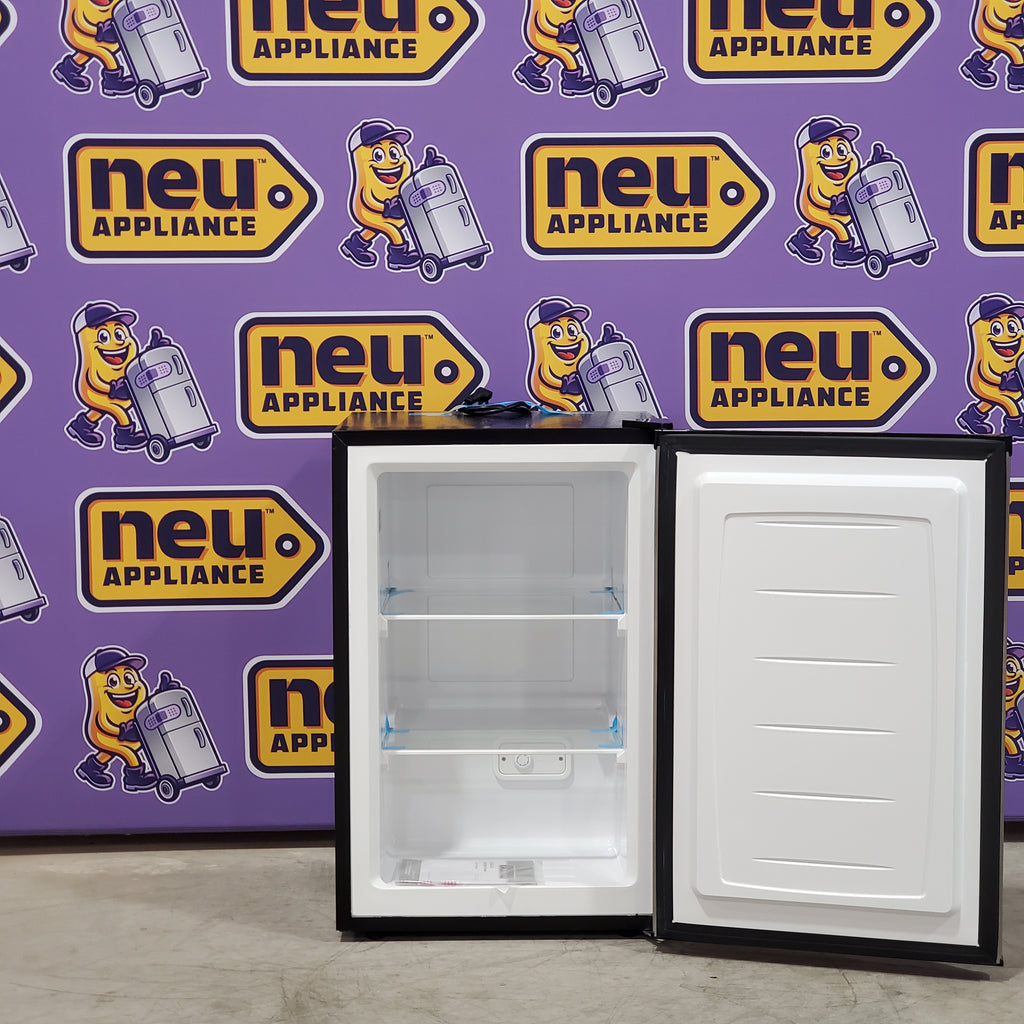 Pictures of Magic Chef 3.0 cu. ft. Manual Defrost Upright Freezer in Stainless Steel MCUF3STE - Cosmetic Condition - Scratch & Dent - Minor - Neu Appliance Outlet - Discount Appliance Outlet in Austin, Tx