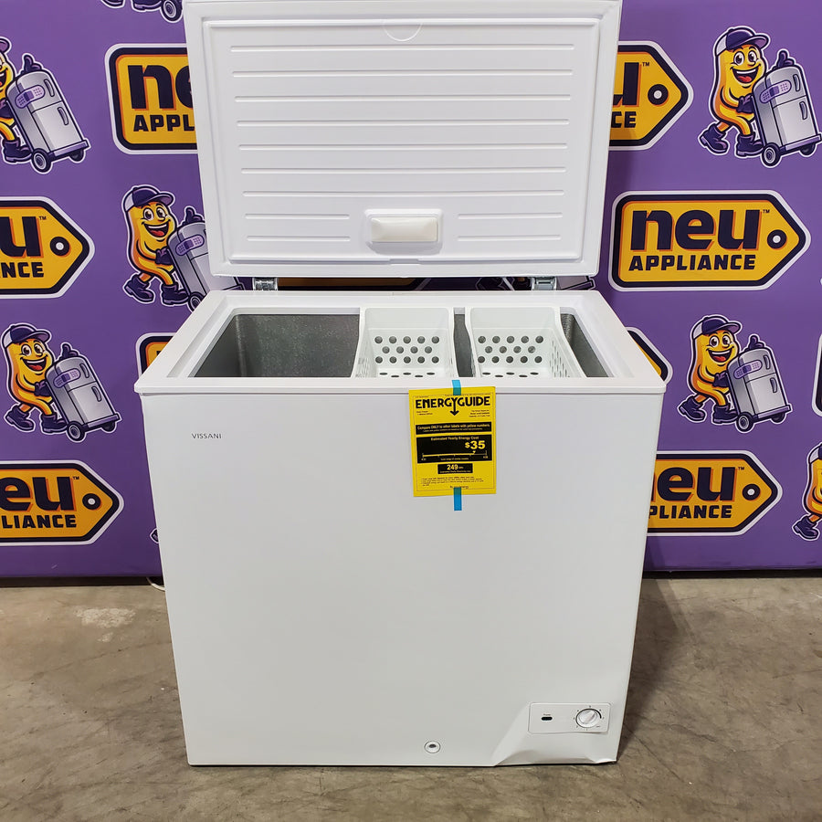 Vissani 7.0 cu. ft. Manual Defrost Chest Freezer with LED Light in White, Garage Ready 251318SD1363 - HMCF7W5 - Scratch & Dent (Moderate)
