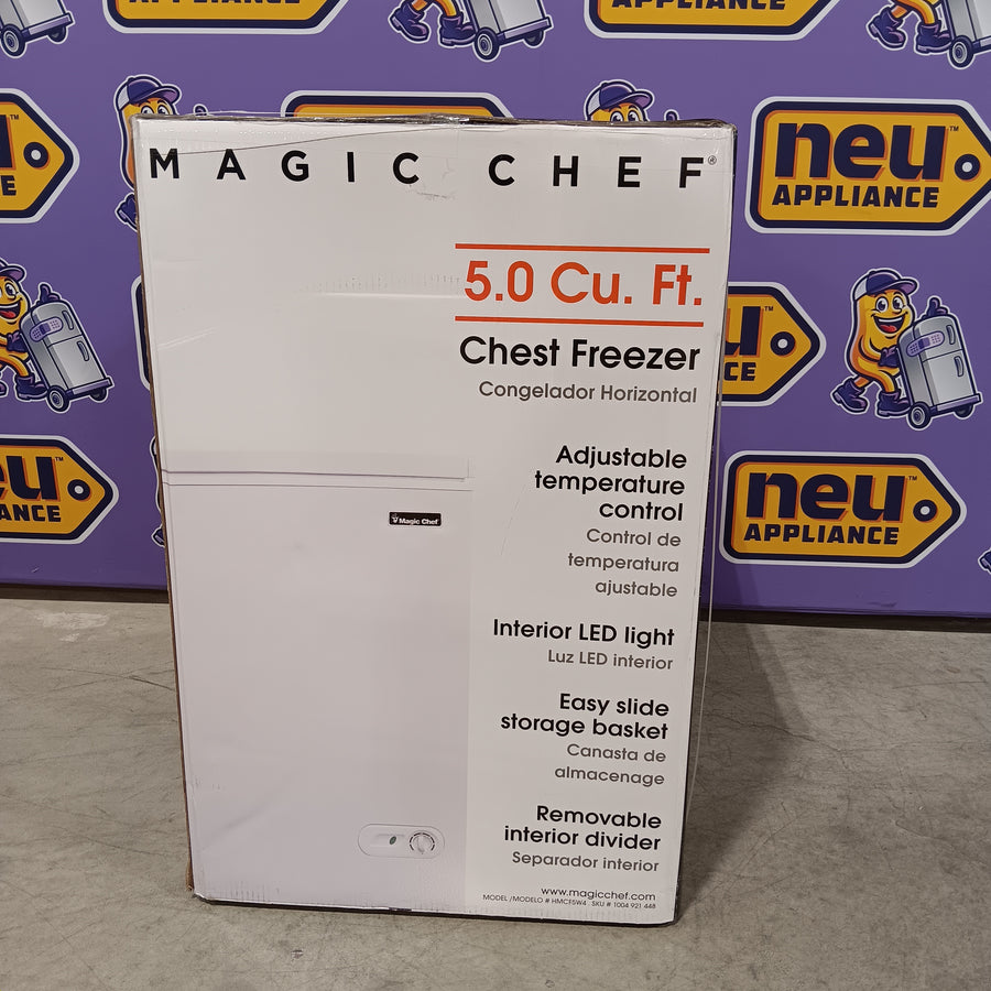 Magic Chef 5.0. cu. ft. Chest Freezer with Interior LED Light and Defrost Water Drain 25137SD725 - HMCF5W4 - Open Box