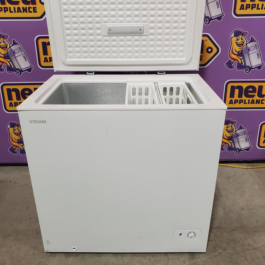 Vissani 7.0 cu. ft. Manual Defrost Chest Freezer with LED Light in White, Garage Ready 25137SD736 - HMCF7W5 - Scratch & Dent (Minor)