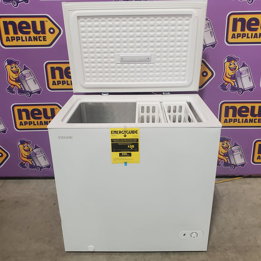 Vissani 7.0 cu. ft. Manual Defrost Chest Freezer with LED Light in White, Garage Ready HMCF7W5 - Scratch & Dent (Minor)