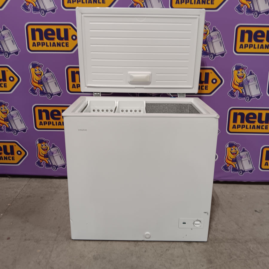 Vissani 6.9 cu. ft. Manual Defrost Chest Freezer in White, Garage Ready with LED Light Type 25139SD807 - DCM7QRWW - Scratch & Dent (Minor)