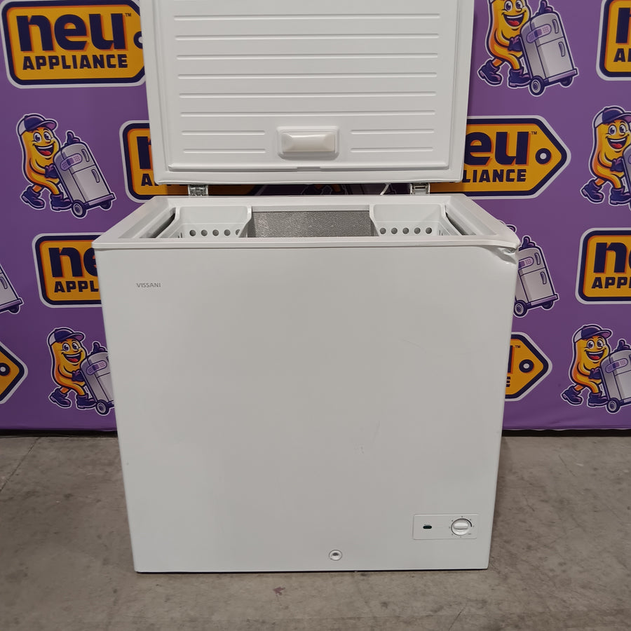 Vissani 6.9 cu. ft. Manual Defrost Chest Freezer in White, Garage Ready with LED Light Type DCM7QRWW - Scratch & Dent (Major)
