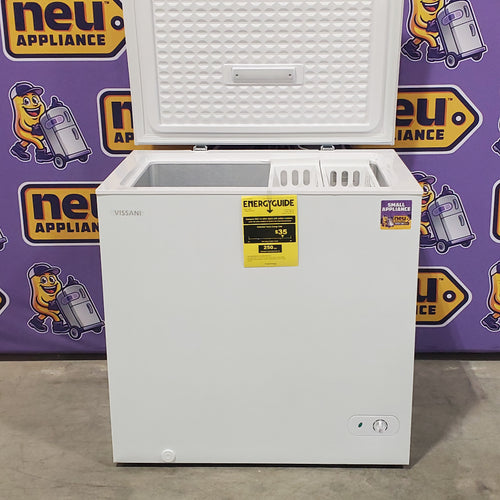 Vissani 7.0 cu. ft. Manual Defrost Chest Freezer with LED Light in White, Garage Ready 25133SD569 - HMCF7W5 - Scratch & Dent (Minor)