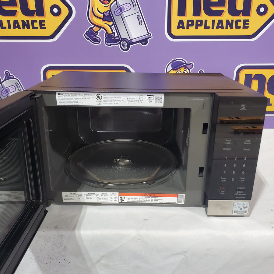 LG 0.9 cu. ft. NeoChef™ Countertop Microwave with Smart Inverter MSER0990S - Scratch & Dent (Minor)