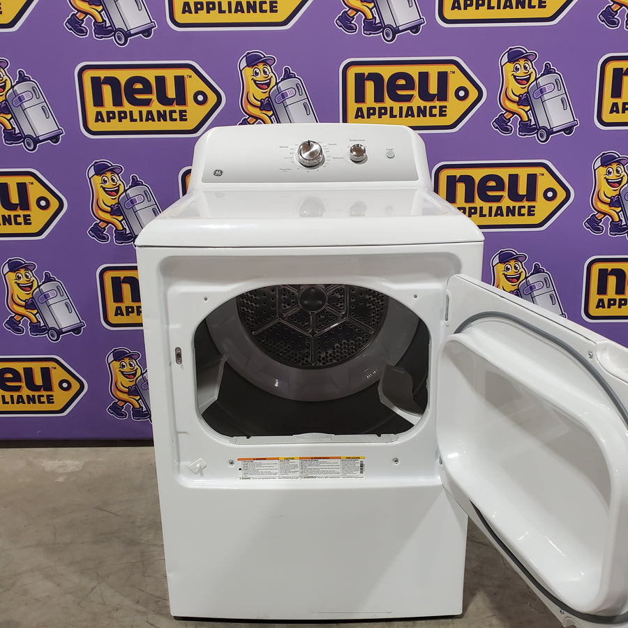 GE White Electric 7.2 Cu. Ft. Capacity Dryer with Up to 120 Ft. Venting and Reversible Door 31135SD247 - GTD38EASWWS - Scratch & Dent (Moderate)