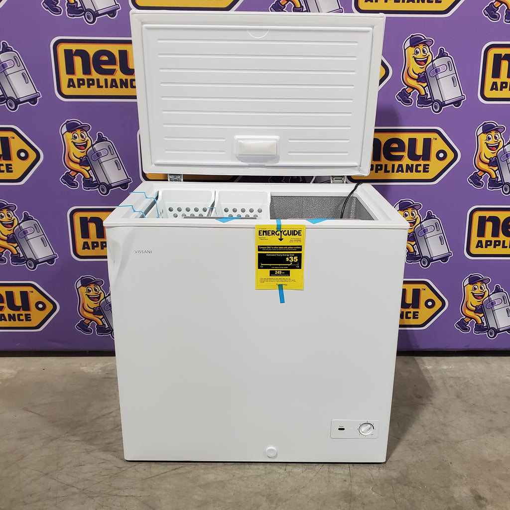 Pictures of Vissani 6.9 cu. ft. Manual Defrost Chest Freezer in White, Garage Ready with LED Light Type 251311SD1018 - DCM7QRWW - Scratch & Dent (Major) - Neu Appliance Outlet - Discount Appliance Outlet in Austin, Tx